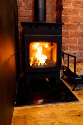 VIP - 2 BR Grade 2 Luxury Industrial House with Log Burning FIRE & electric blinds in the Heart of the JQ